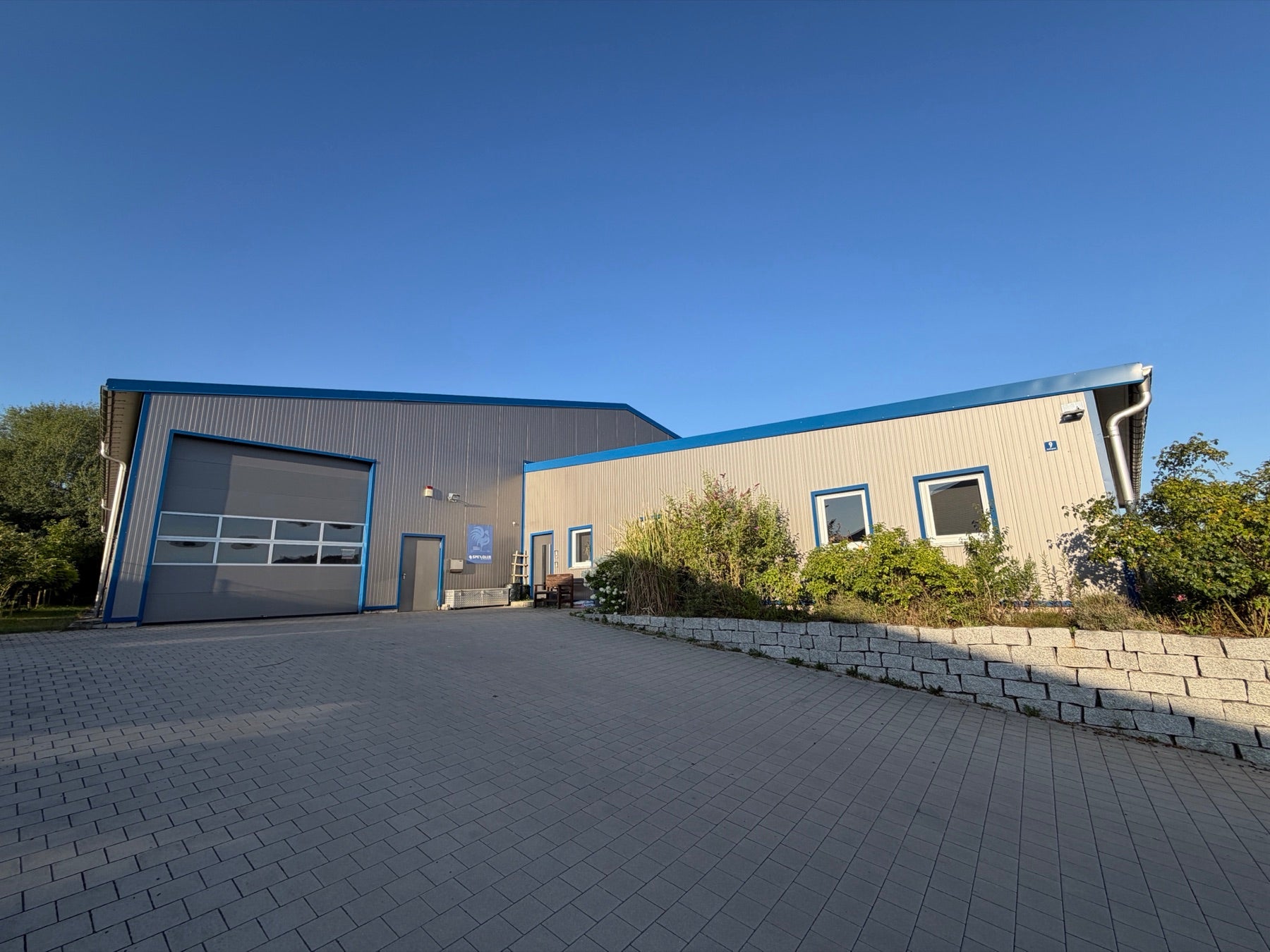 SpenglerTools in Gammelsdorf: Lagergebäude mit Rolltor und angrenzendem Büro