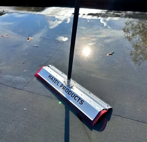 HAIDL Flachdach-Schieber zur Flachdachreinigung